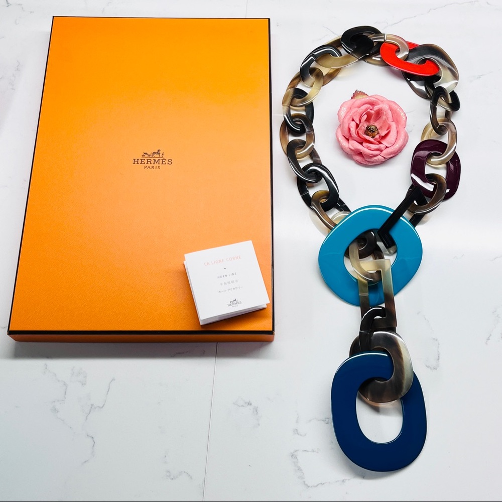 HERMÈS DUNCAN HORN AND LACQUER LARIAT NECKLACE.